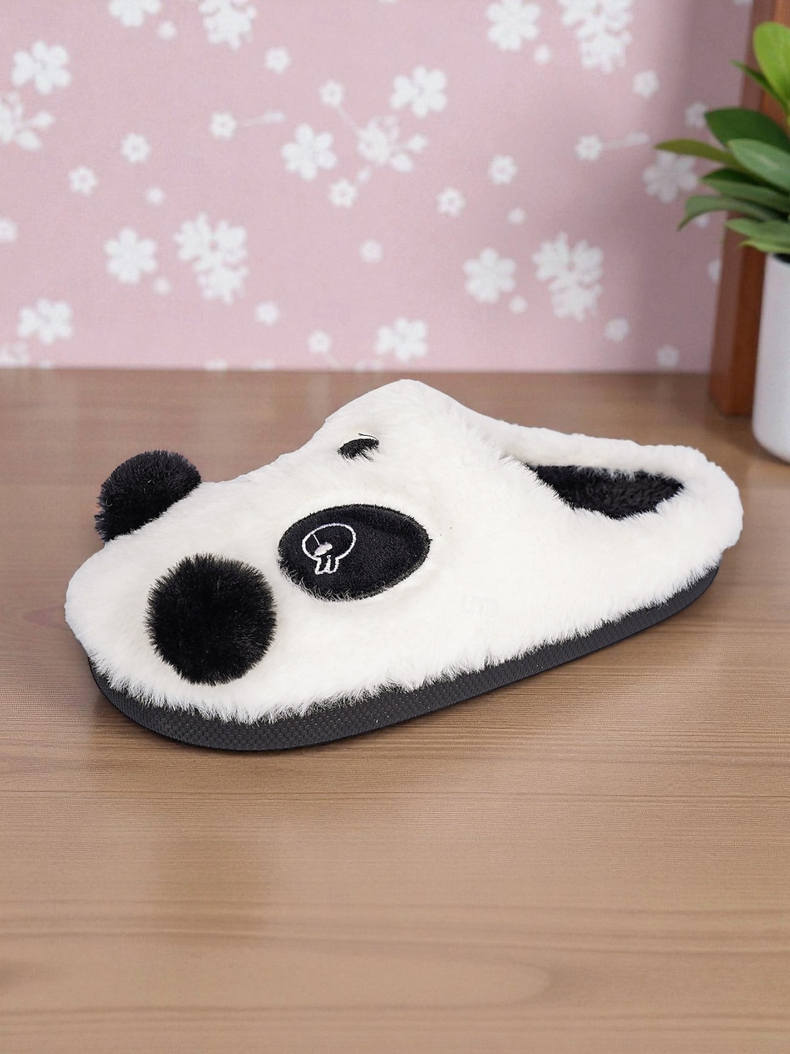 Pantufas femininas fofas de panda de pelúcia – pantufas de inverno macias e quentinhas para usar em casa, estilo desenho animado aconchegante, presente de Natal para usar em casa e relaxar. de 2025 por $19.99 –P1