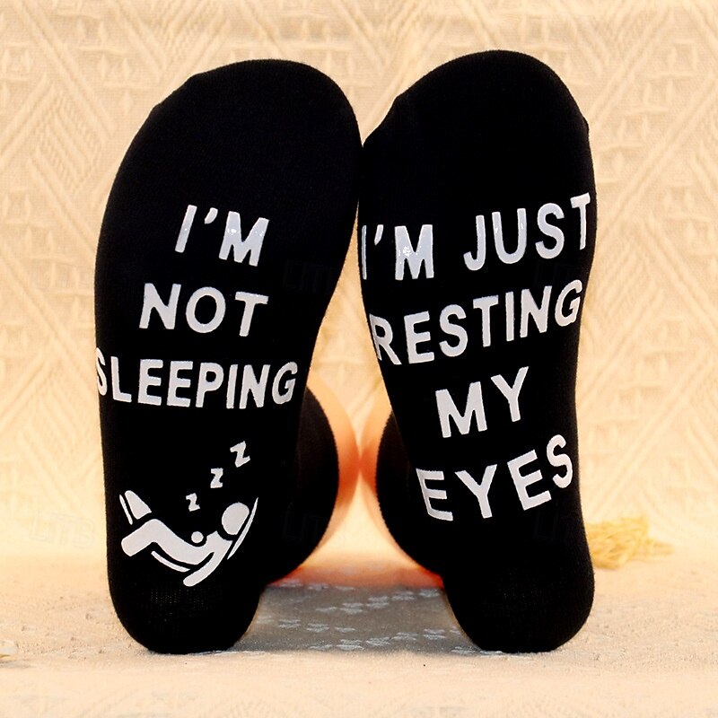 Ich schlafe nicht, ich ruhe nur meine Augen aus. Lustige bedruckte Socken, kuschelige Socken mit originellem Aufdruck für Damen und Herren, bequeme Geschenksocken für Arbeit, Zuhause, Weihnachten, 2026 - $13.49 –P1