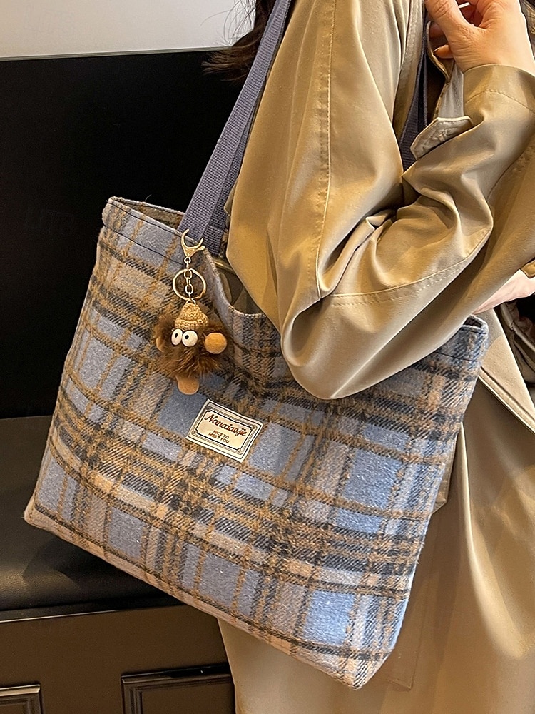 Женские рождественские клетчатые сумки-шопперы – большие и маленькие размеры, полиэстеровая ткань с помпонами, праздничный стиль для предпраздничного шопинга и подарков 2026 - $11.99 –P4