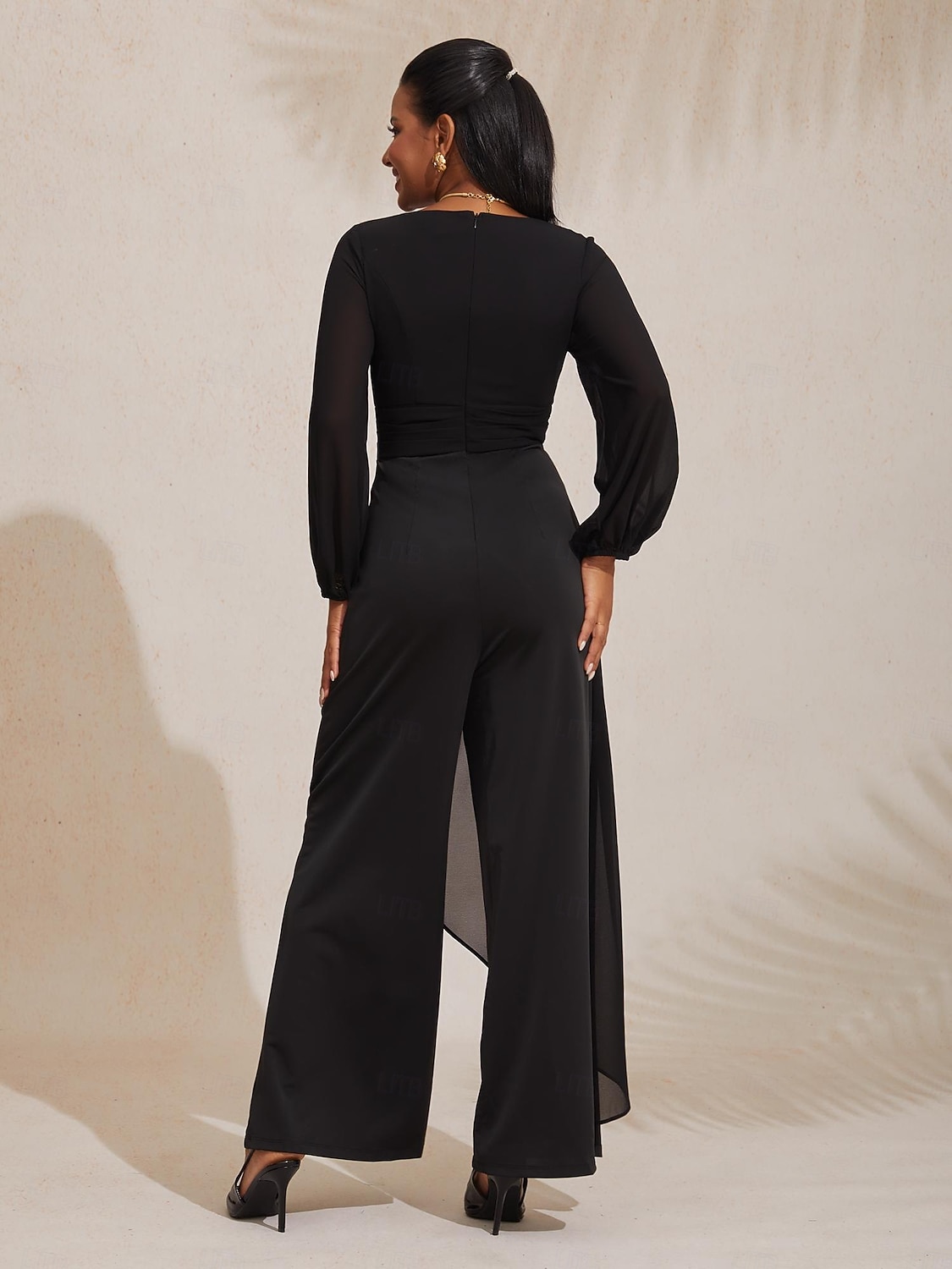 tuta asimmetrica con scollo a V profondo e gamba larga del 2026 a $102.99 –P14