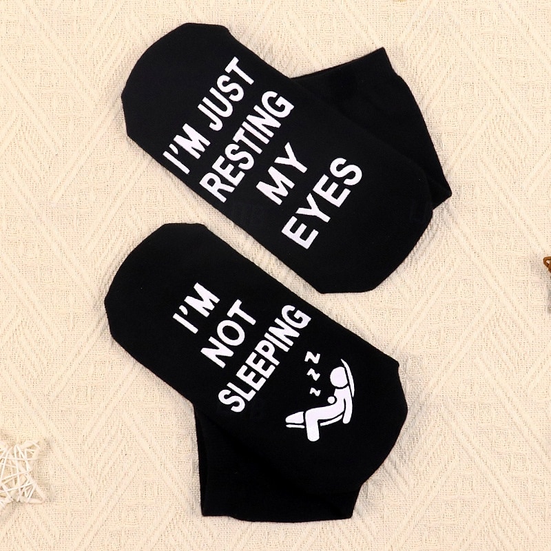 Ich schlafe nicht, ich ruhe nur meine Augen aus. Lustige bedruckte Socken, kuschelige Socken mit originellem Aufdruck für Damen und Herren, bequeme Geschenksocken für Arbeit, Zuhause, Weihnachten, 2026 - $13.49 –P9