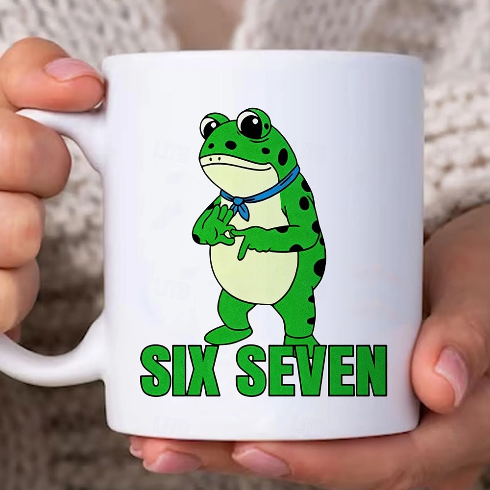 2026年 6 7 フロッグのミームマグカップ、面白いギフトマグ、トレンドコーヒーカップ、6 7 のハンドサインを掲げるかわいいカエル、10代男性女性向けのトレンディなミームギフト  コレクション – $16.99 –P1