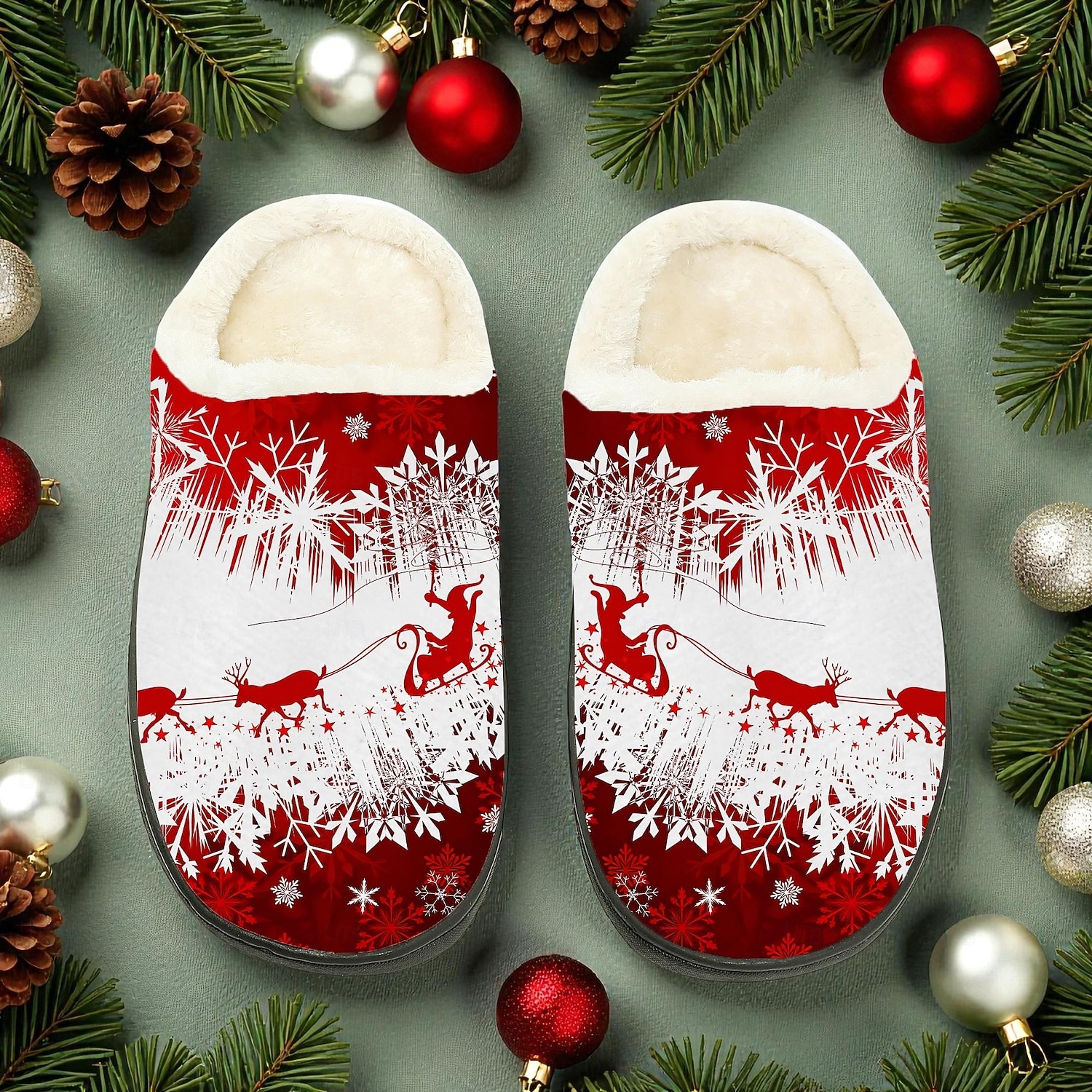 pantofole da uomo con slitta natalizia - scena invernale con Babbo Natale e renne, comode pantofole foderate in pile per il comfort durante le vacanze, il relax e le occasioni festive del 2026 a $26.99 –P2