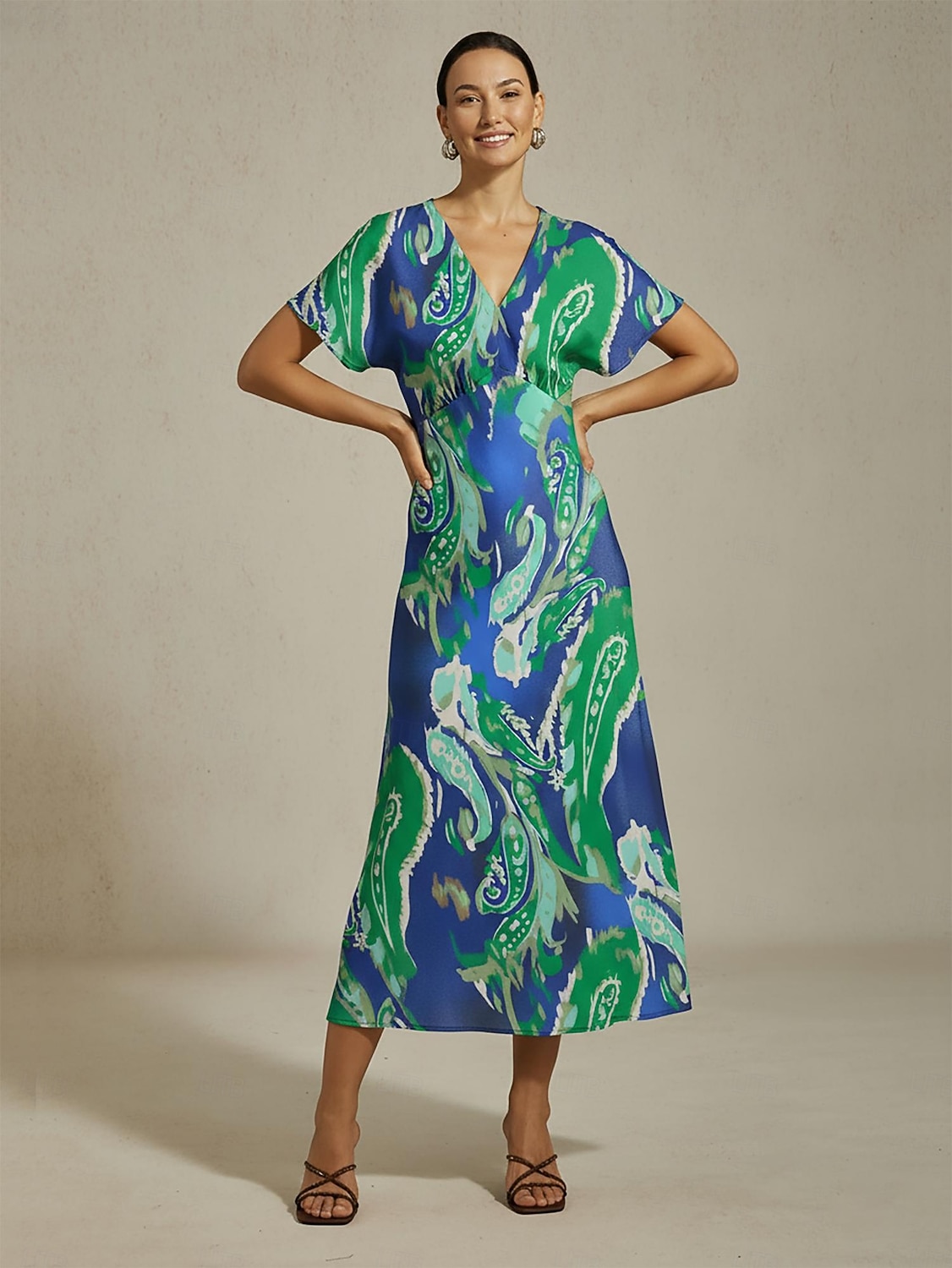 lomamainen satiinivihreä paisley-kuvioinen maksimekko 2026 - $91.99 –P3