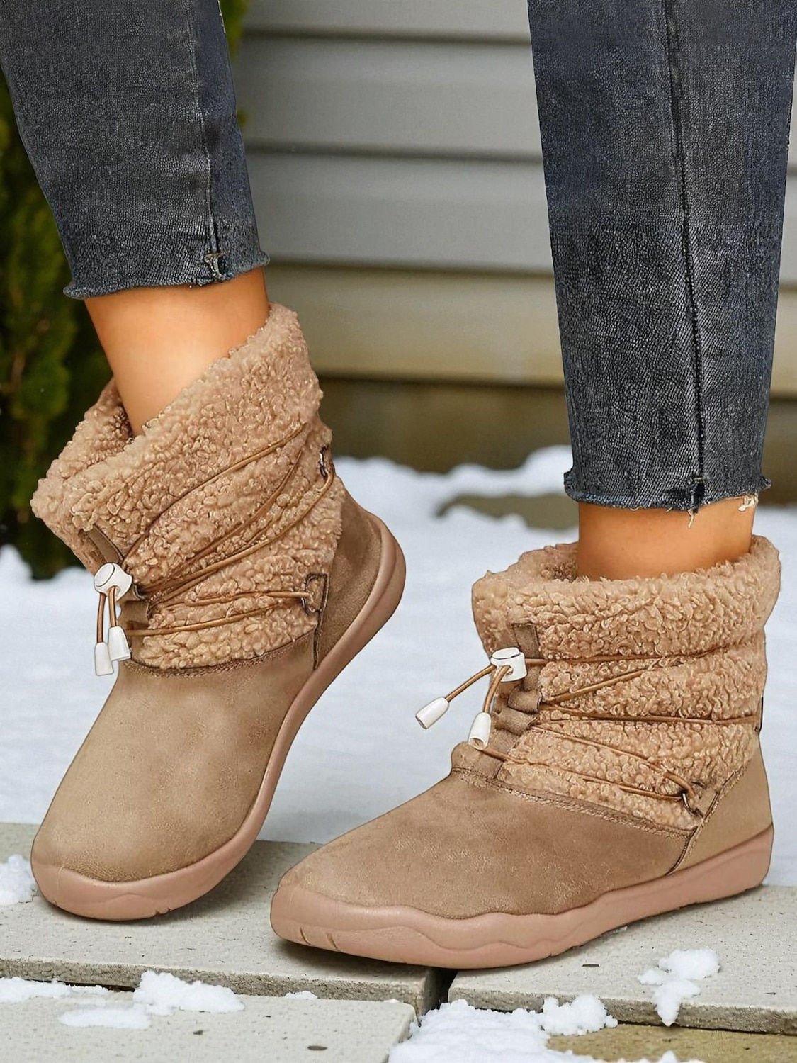 Naisten khakinväriset, leveälestiset, fleecevuorilla varustetut talvisaappaat – lämpimät nilkkurit kiristysnyörillä lumeen, kävelyyn, ulkoiluun ja jokapäiväiseen käyttöön. 2026 - $34.99 –P3