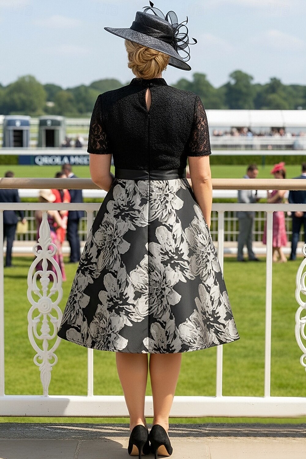 Corte A Hasta la Rodilla Vestido Derby Vestido de Madrina Manga Corta Escote en Pico Cuello Alto Elegante Ocultar Vientre El derby de Kentucky Satén Encaje con Encaje Lazo(s) Impresión 2026 - $165.59 –P2