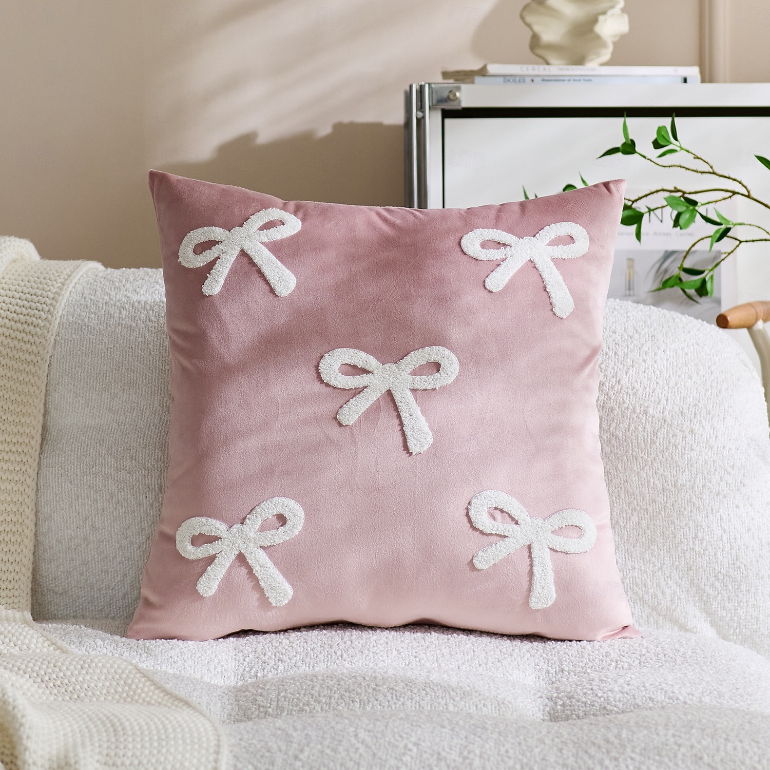 Housse de coussin décorative en velours pour la Saint-Valentin, avec un joli nœud papillon, idéale pour le canapé. Style tendance, douce et moelleuse, parfaite pour le salon et la chambre. de 2026 ? $12.99 –P7