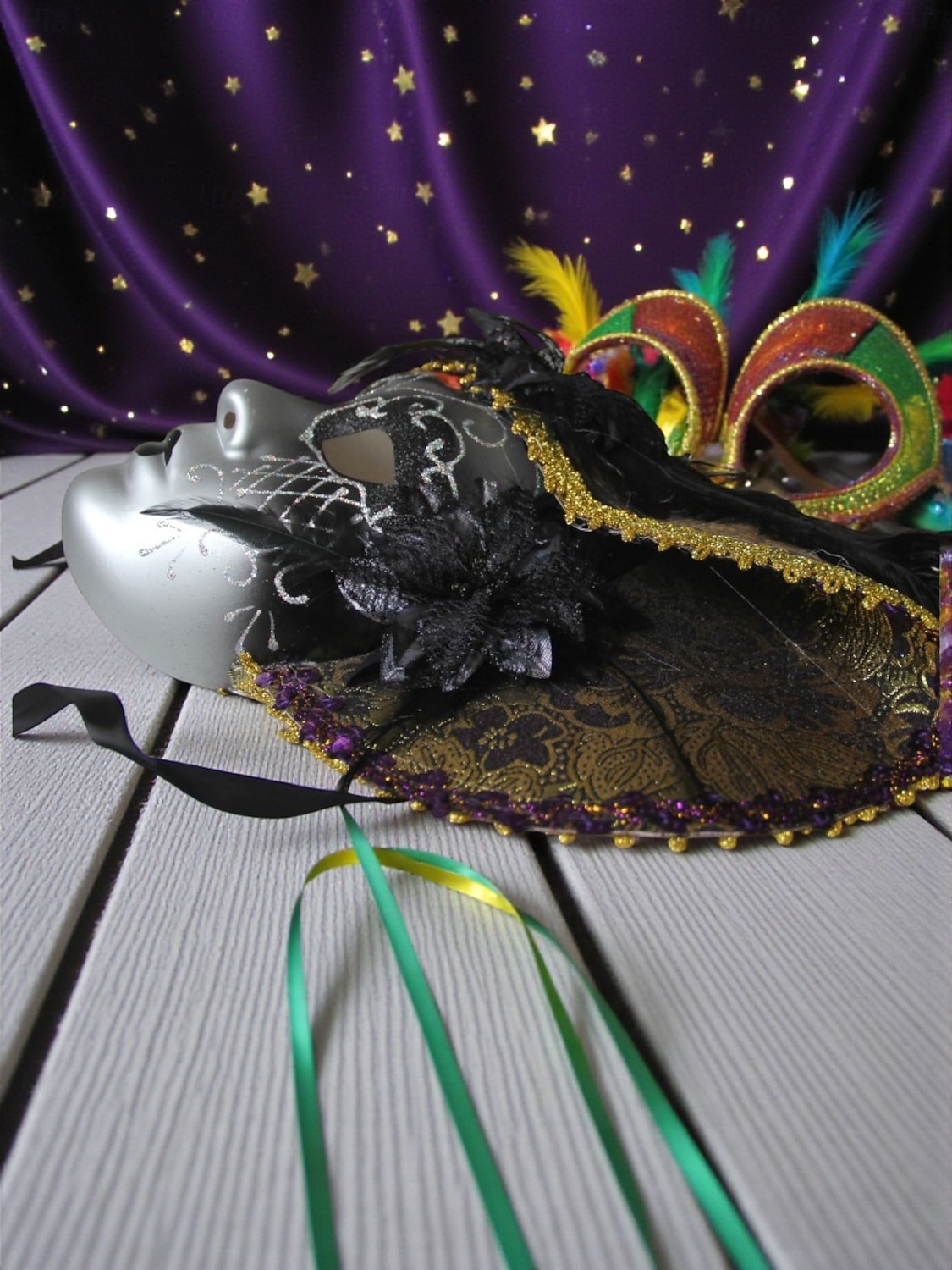 Kvinnors röd- och guldvenetiansk karneval Mardi Gras mask med fjädrar och blommiga detaljer – Perfekt för Mardi Gras och maskeradfester 2026 - $34.99 –P8