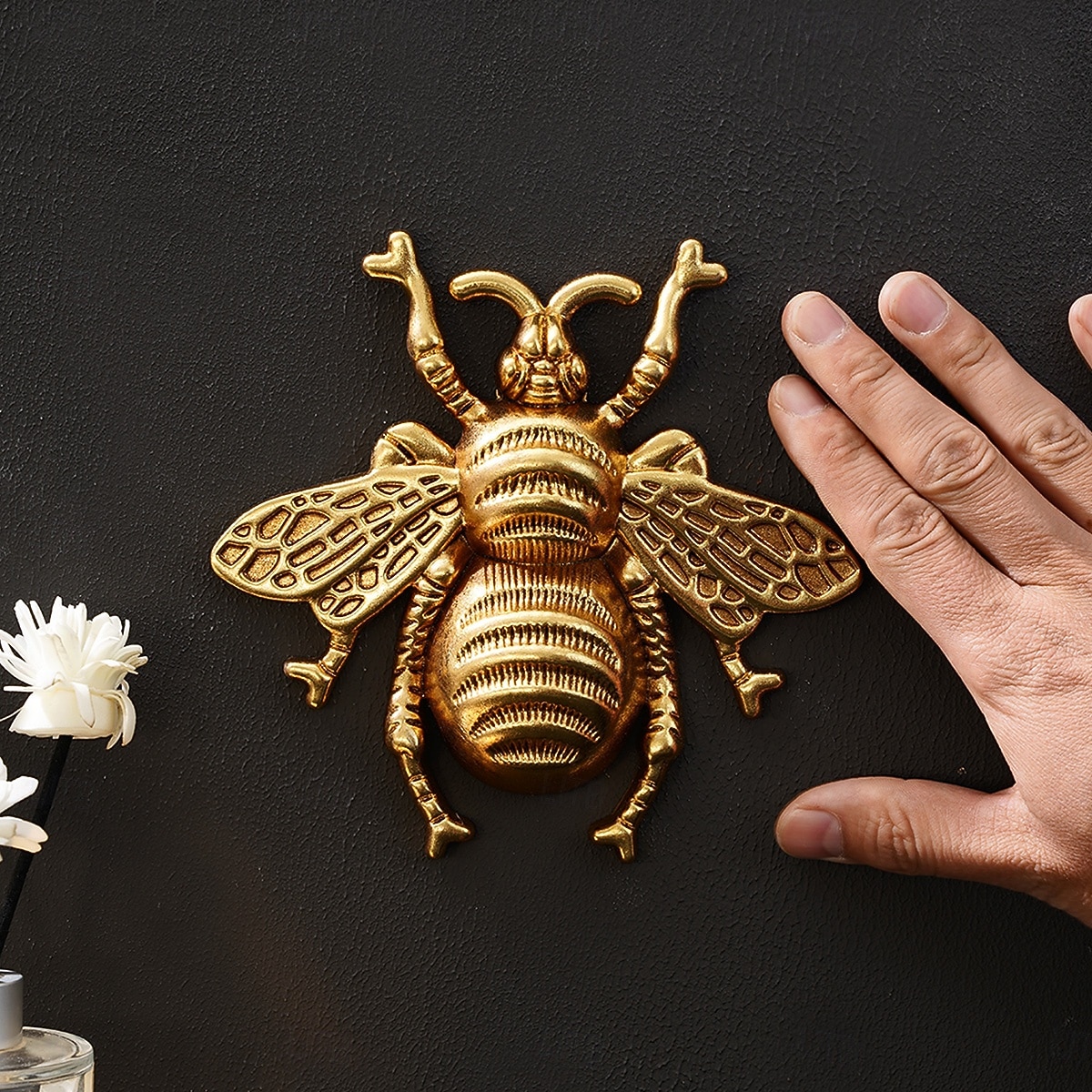 Wanddecoratie van een vliegende bij van hars, een uniek hangend ornament met insectenthema, perfect voor feestdecoratie, kamerdecoratie, woonaccessoires en wanddecoratie met een natuurlijke 2026 - $21.99 –P18