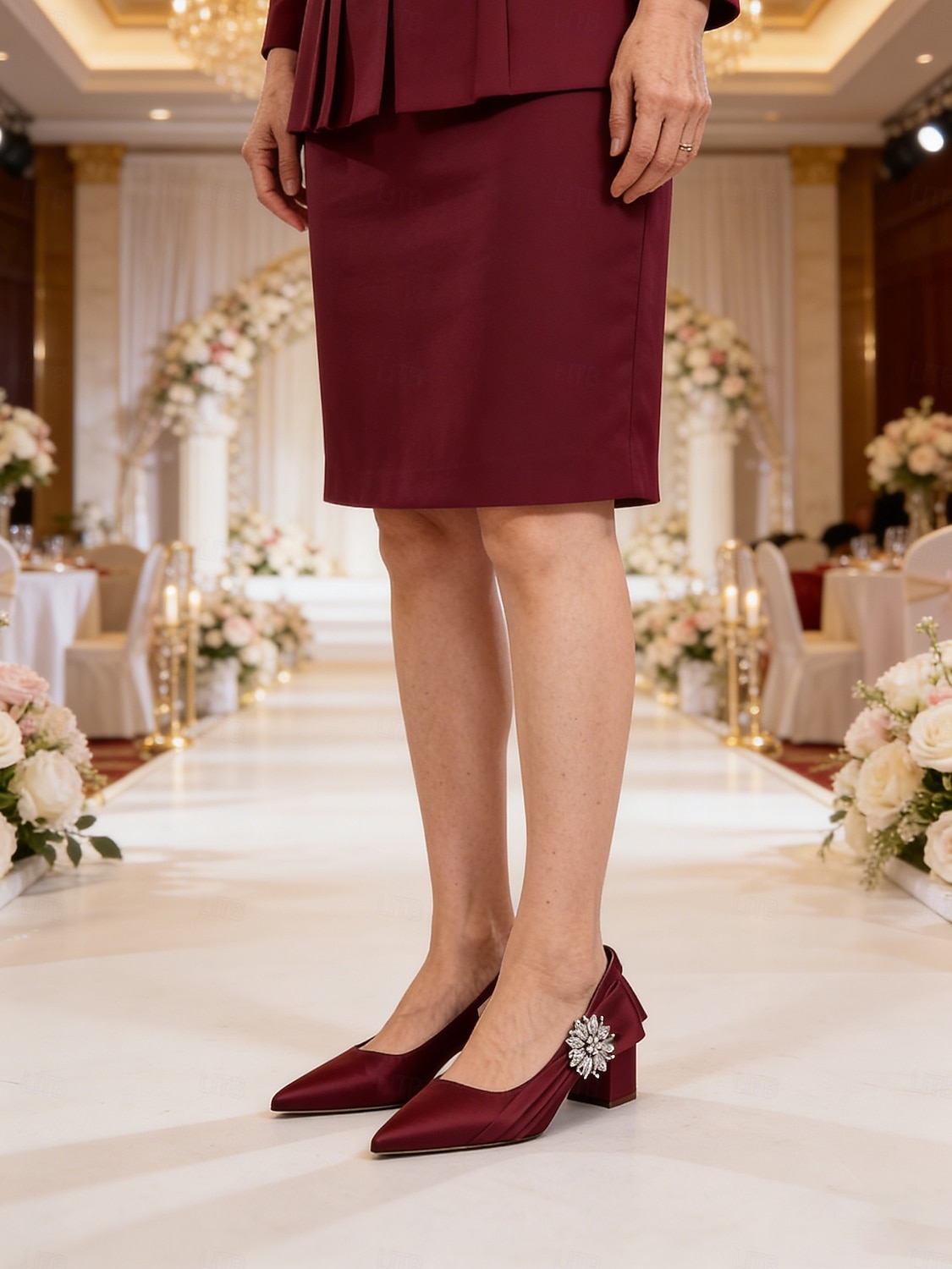 Sapatos de salto bloco com bico fino em cetim rosa claro para mulheres - elegantes sapatos de festa com detalhes florais e cristais, perfeitos para a mãe da noiva ou para um casamento urbano de 2026 por $64.99 –P1
