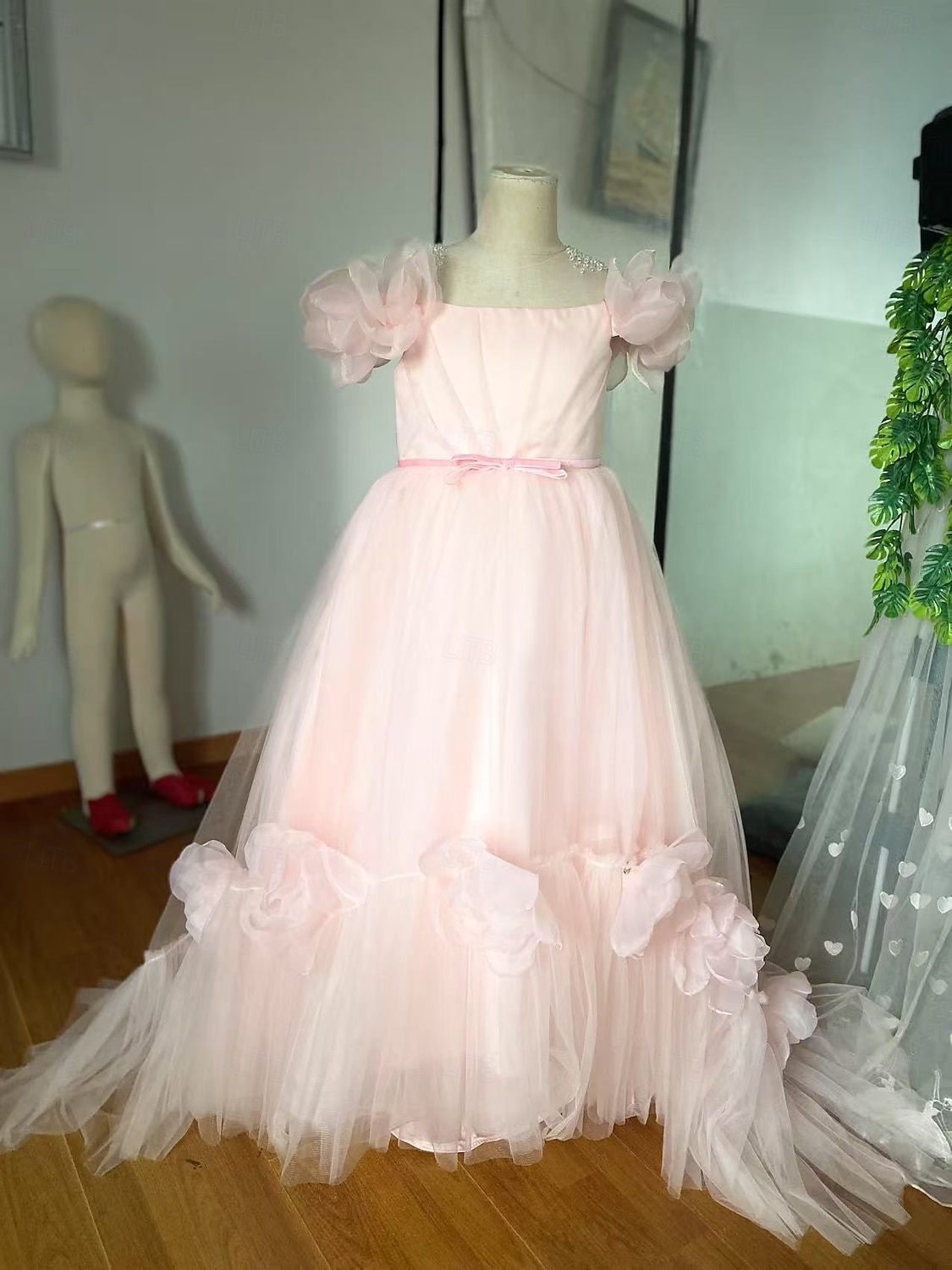 Robe de demoiselle d'honneur, robe de première communion, robe de fête, robe de mariage, robe de princesse, robe de Noël, robe de carnaval, robe froncée unie, robe bustier, robe blanche, robe rose, robe à col rond, robe blanche, robe rose, robe à partir d de 2026 ? $117.99 –P13