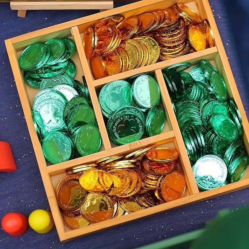 Złote monety na dzień św. Patryka - 100/200 sztuk złotych zielonych monet na szczęście, plastikowe monety koniczyna skrzat, moneta z 3-listną koniczyną do dekoracji i upominków na imprezę 2026 - $26.79 –P7