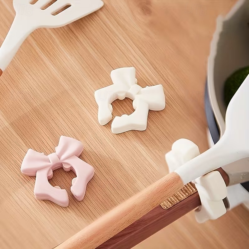 2 ks silikonových podpěr na poklici ve tvaru mašle, roztomilý růžový design mašle, bezpečné uchycení lžiček &metly, držák na kuchyňské náčiní, držák na kuchyňské náčiní, prostorově úsporný kuchyňský 2026 - $10.49 –P3