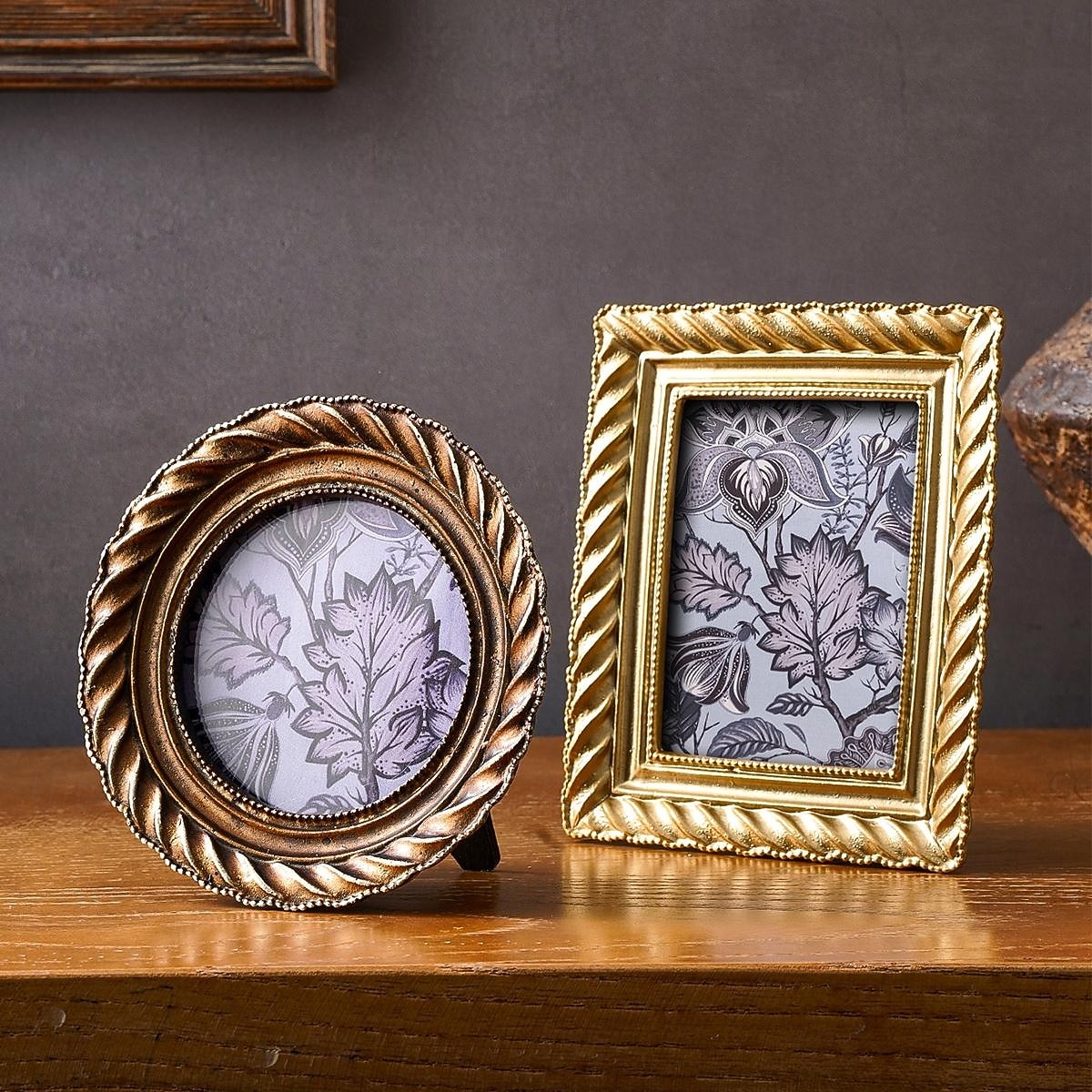 1 cornice per foto con motivo a spirale retrò, in resina, antica cornice dorata intagliata, adatta per la decorazione della scrivania di casa, esposizione di foto e oggetti di scena per la fotografia. del 2026 a $15.99 –P1