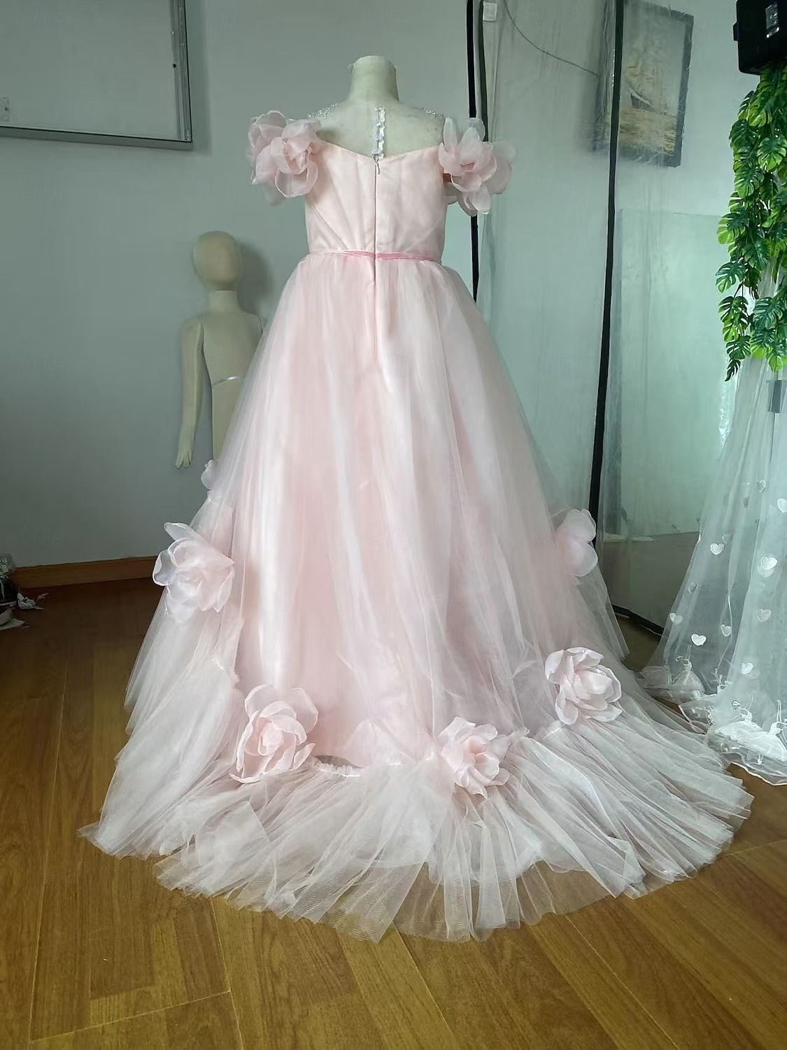 Robe de demoiselle d'honneur, robe de première communion, robe de fête, robe de mariage, robe de princesse, robe de Noël, robe de carnaval, robe froncée unie, robe bustier, robe blanche, robe rose, robe à col rond, robe blanche, robe rose, robe à partir d de 2026 ? $117.99 –P15