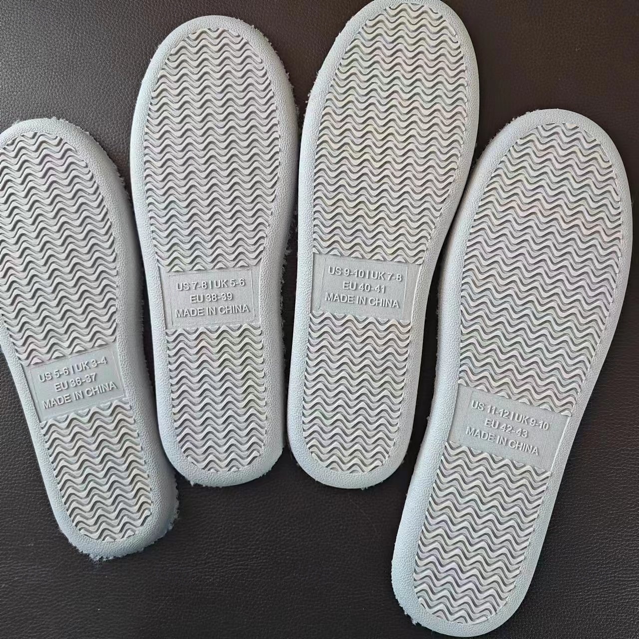 Pantufas de pelúcia macias com calcanhar totalmente fechado, antiderrapantes e silenciosas, para uso doméstico, para homens, mulheres e casais. de 2026 por $21.99 –P2