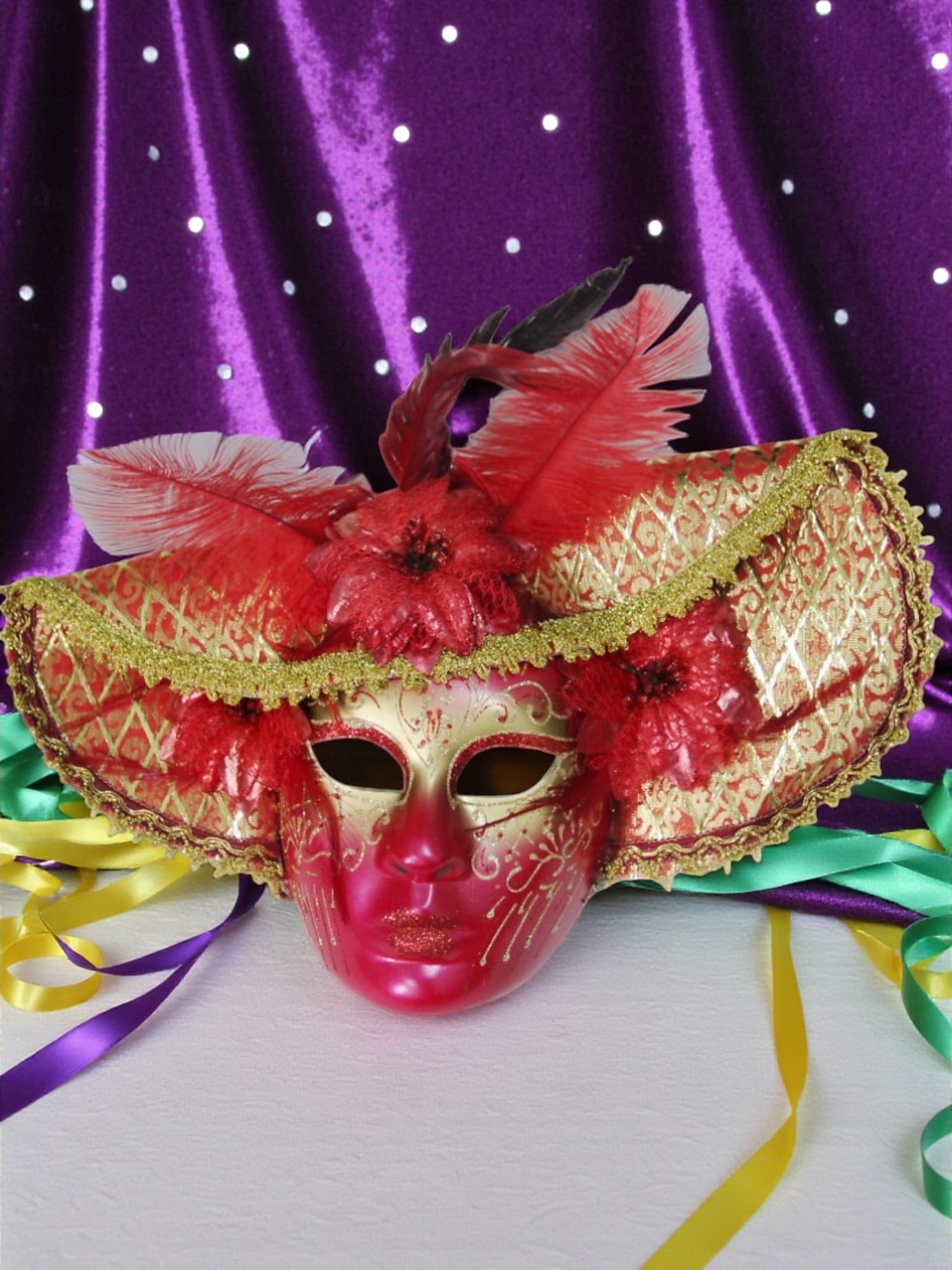 Kvinnors röd- och guldvenetiansk karneval Mardi Gras mask med fjädrar och blommiga detaljer – Perfekt för Mardi Gras och maskeradfester 2026 - $34.99 –P5