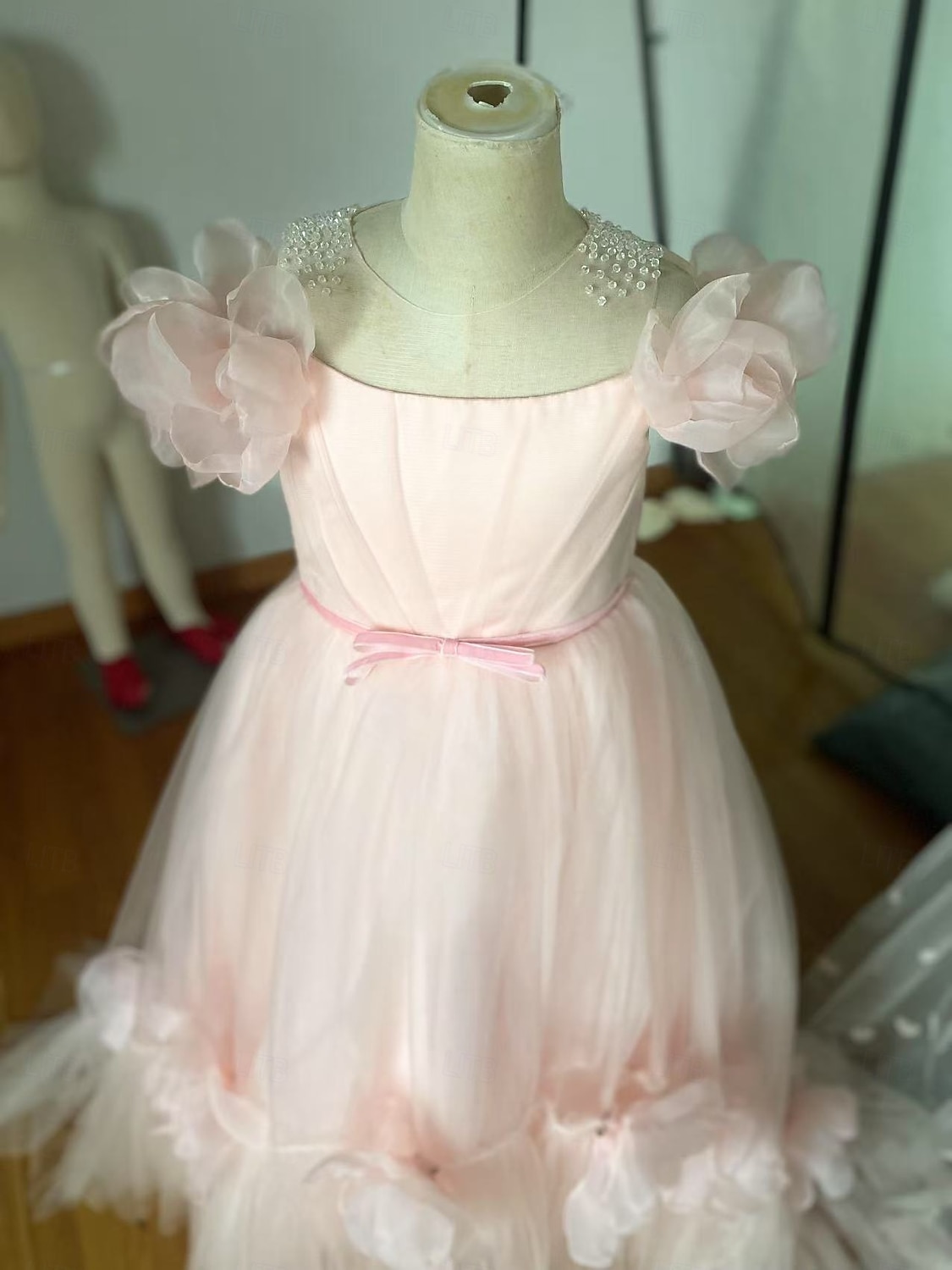 Robe de demoiselle d'honneur, robe de première communion, robe de fête, robe de mariage, robe de princesse, robe de Noël, robe de carnaval, robe froncée unie, robe bustier, robe blanche, robe rose, robe à col rond, robe blanche, robe rose, robe à partir d de 2026 ? $117.99 –P12