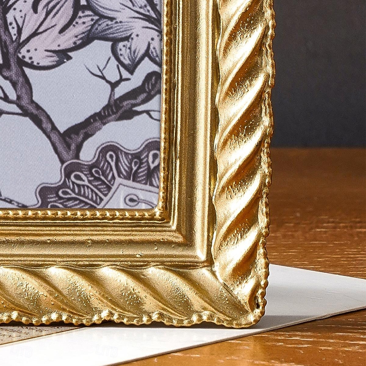 1 cornice per foto con motivo a spirale retrò, in resina, antica cornice dorata intagliata, adatta per la decorazione della scrivania di casa, esposizione di foto e oggetti di scena per la fotografia. del 2026 a $15.99 –P6