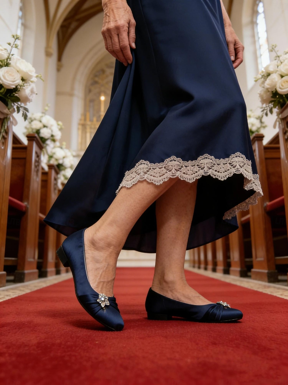 Sapatos de casamento para a mãe da noiva/do noivo, sapatilhas de cetim azul-marinho para mulheres, sapatos de casamento de salto baixo com detalhes em strass, sapatos de festa confortáveis. de 2026 por $64.99 –P1