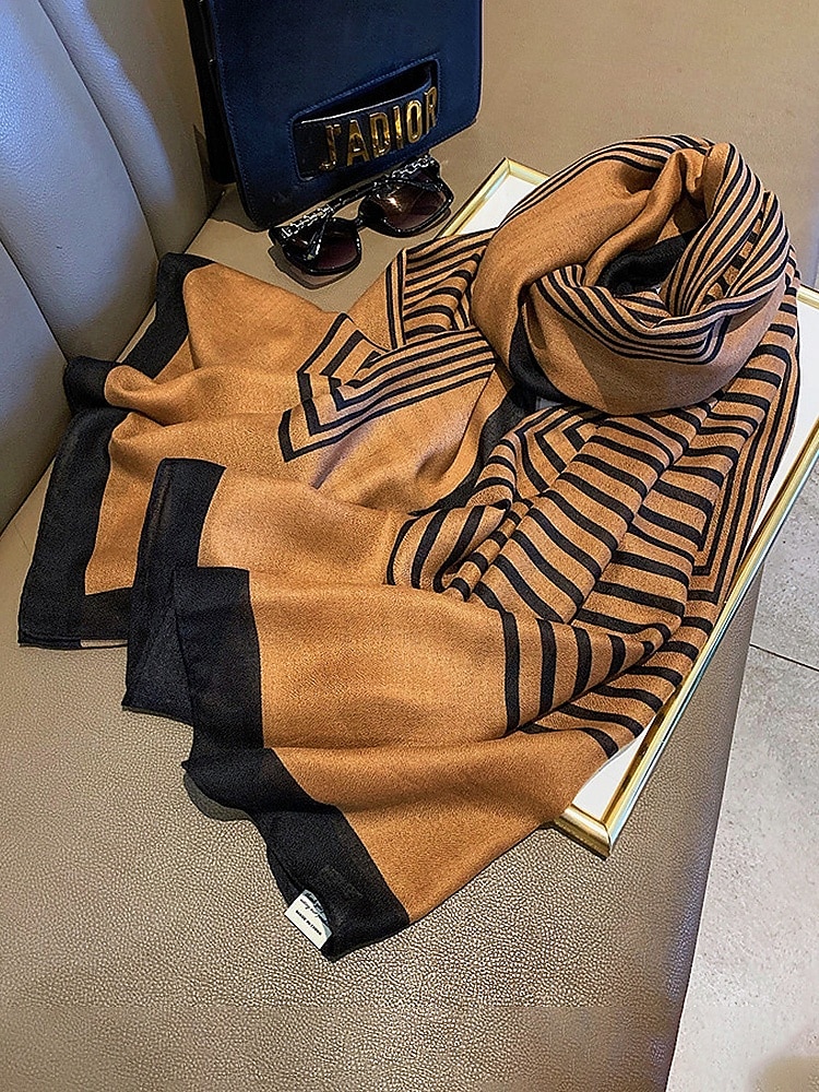 sciarpa a righe in cotone e lino da donna: materiale morbido e leggero, disponibile in più colori, perfetta per outfit casual e invernali del 2026 a $11.99 –P9