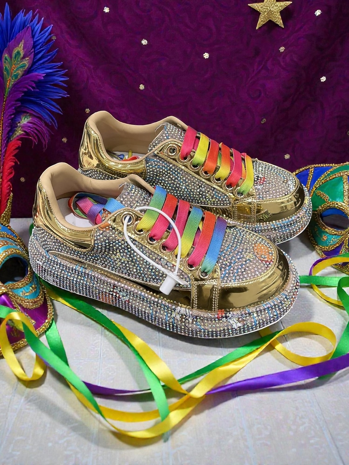 Naisten Mardi Gras sateenkaari rhinestone-lenkkarit metallinhohtoisilla kultaisilla yksityiskohdilla – Rohkeat ja kimaltelevat täydelliset karnevaaleihin naamiaisjuhliin festivaaleille ja katutyylille 2026 - $79.99 –P1