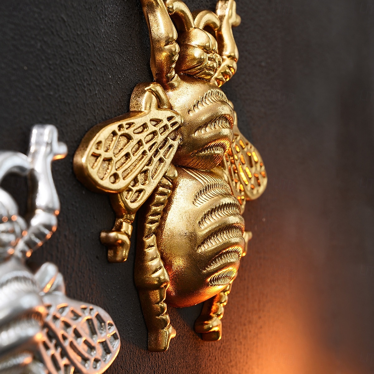 Wanddecoratie van een vliegende bij van hars, een uniek hangend ornament met insectenthema, perfect voor feestdecoratie, kamerdecoratie, woonaccessoires en wanddecoratie met een natuurlijke 2026 - $21.99 –P13