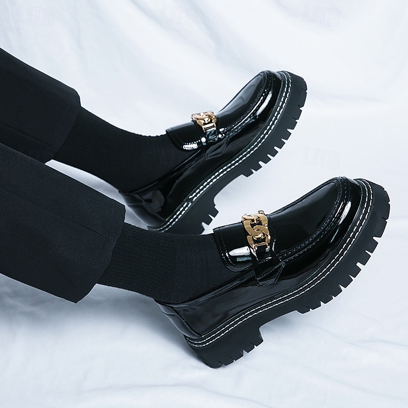 mocassini da uomo in similpelle verniciata verde con dettaglio a catena dorata e suola spessa con carrarmato: calzature casual moderne per lo stile quotidiano del 2026 a $64.99 –P1