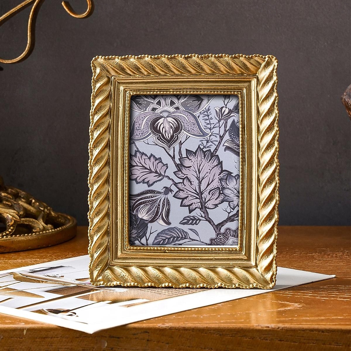 1 cornice per foto con motivo a spirale retrò, in resina, antica cornice dorata intagliata, adatta per la decorazione della scrivania di casa, esposizione di foto e oggetti di scena per la fotografia. del 2026 a $15.99 –P4
