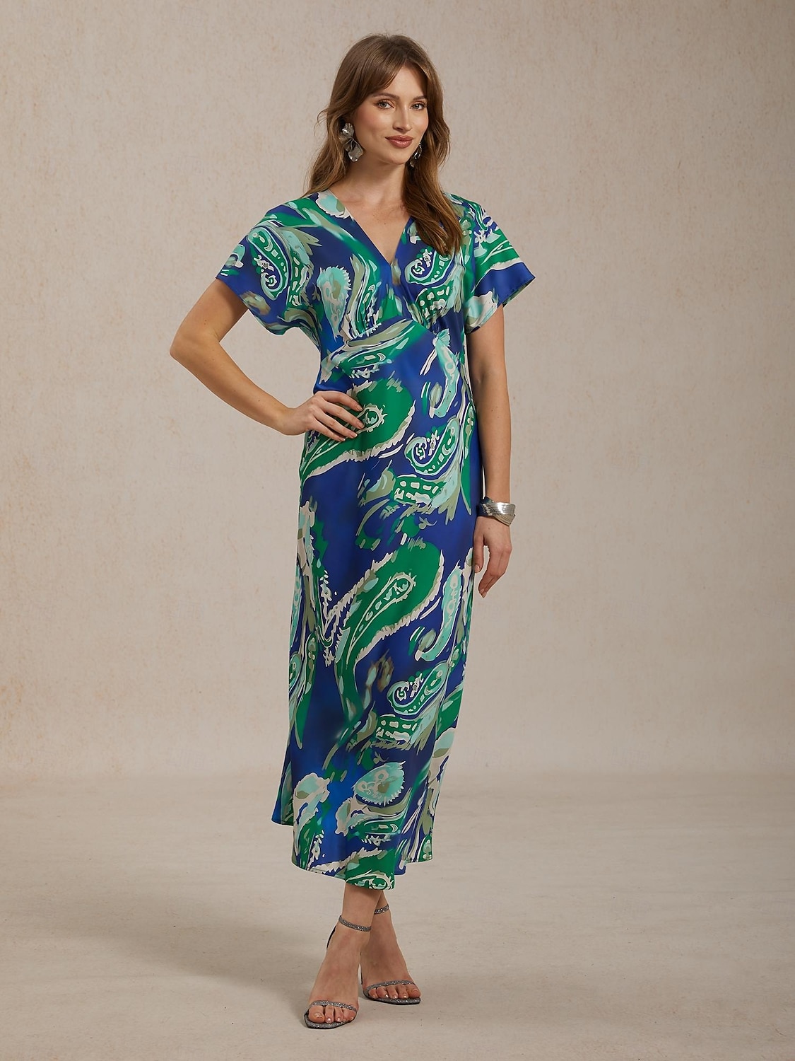 lomamainen satiinivihreä paisley-kuvioinen maksimekko 2026 - $91.99 –P7