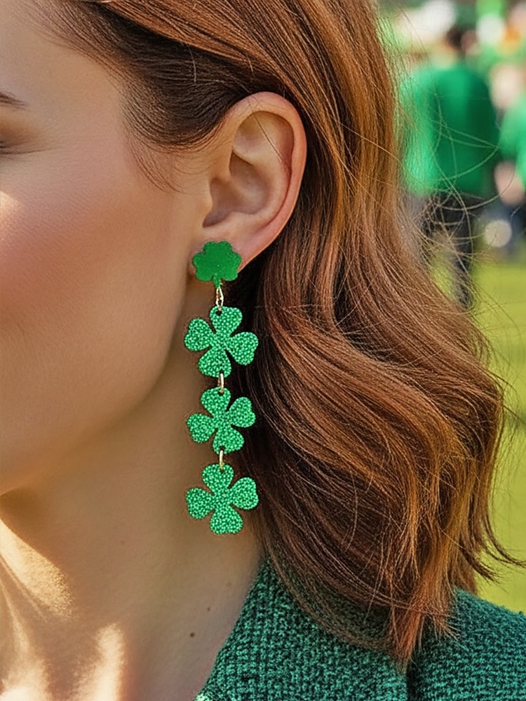 Boucles d'oreilles trèfle en acrylique pour femmes, idéales pour la Saint-Patrick. Modèle léger à paillettes, plusieurs styles disponibles sur le thème du trèfle et de l'Irlande, parfaites pour les défilés, les fêtes, les événements et les célébrations. de 2026 ? $7.99 –P4