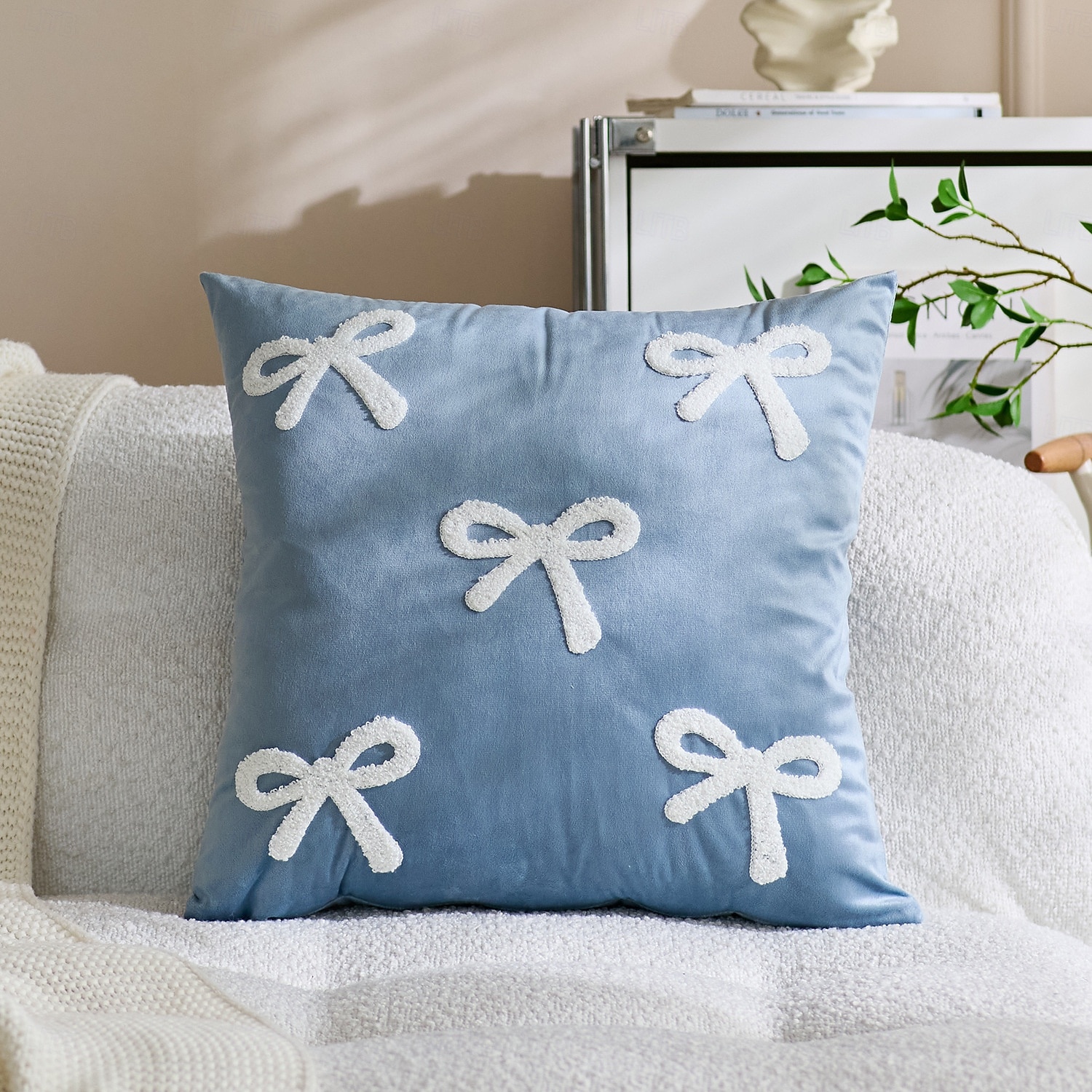 Housse de coussin décorative en velours pour la Saint-Valentin, avec un joli nœud papillon, idéale pour le canapé. Style tendance, douce et moelleuse, parfaite pour le salon et la chambre. de 2026 ? $12.99 –P9