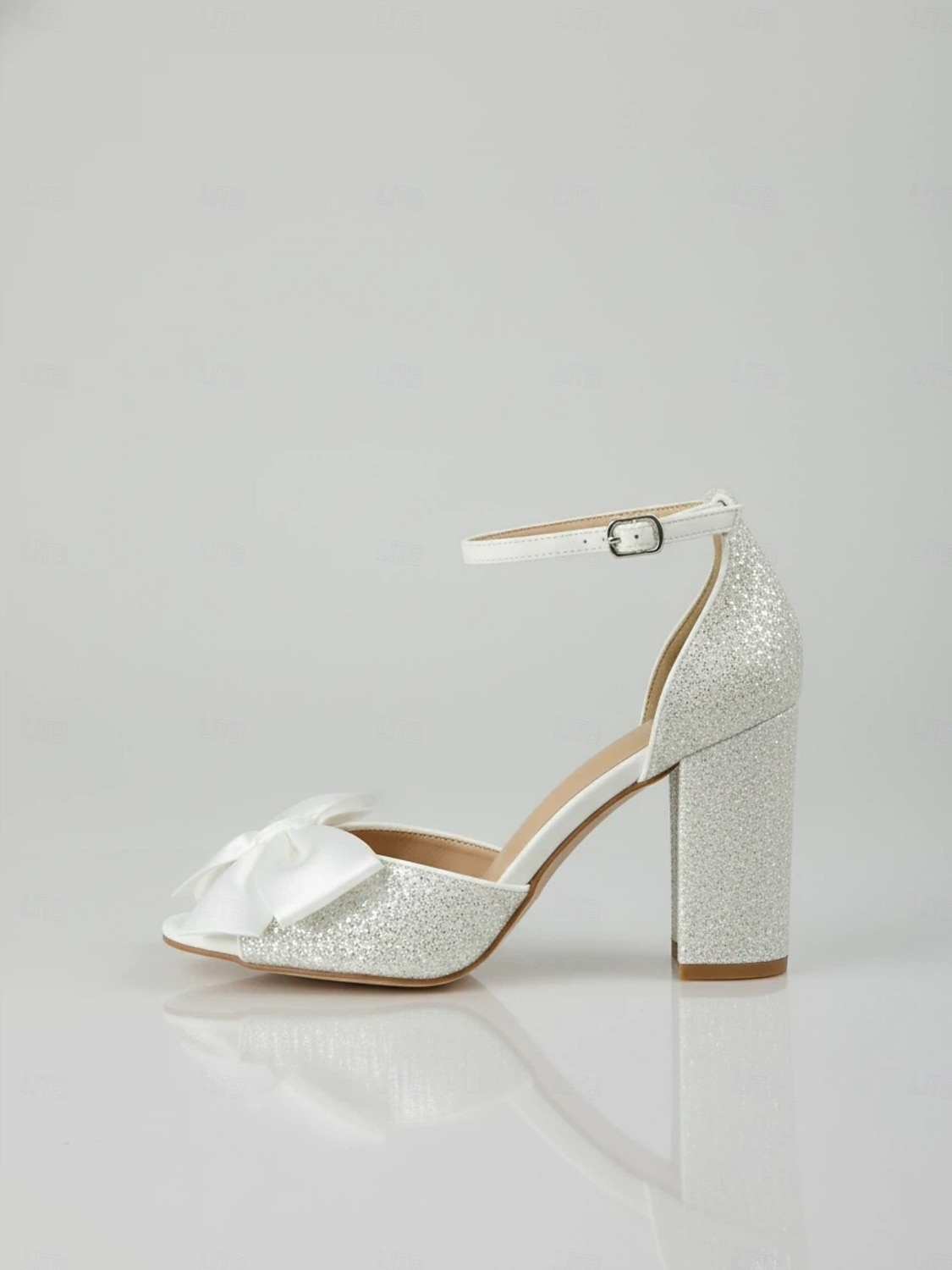 sandali da sposa da donna con tacco a blocco e glitter bianchi, cinturino alla caviglia e fiocco in raso – eleganti scarpe da sposa aperte per cerimonie in giardino ed eventi all'aperto del 2026 a $54.99 –P4