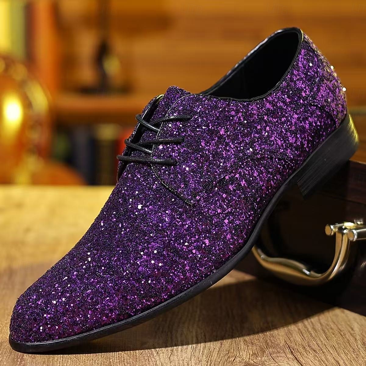 Scarpe da festa glitterate viola per uomini di Mardi Gras scarpe eleganti scintillanti con lacci design alla moda con dettagli metallici perfette per Carnevale festival e occasioni speciali del 2026 a $54.99 –P4