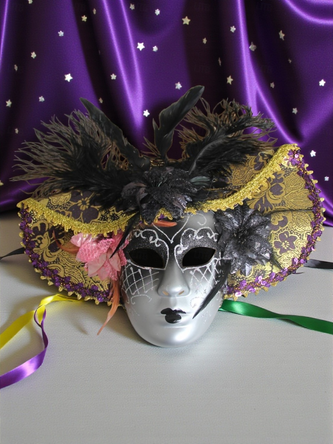 Kvinnors röd- och guldvenetiansk karneval Mardi Gras mask med fjädrar och blommiga detaljer – Perfekt för Mardi Gras och maskeradfester 2026 - $34.99 –P6