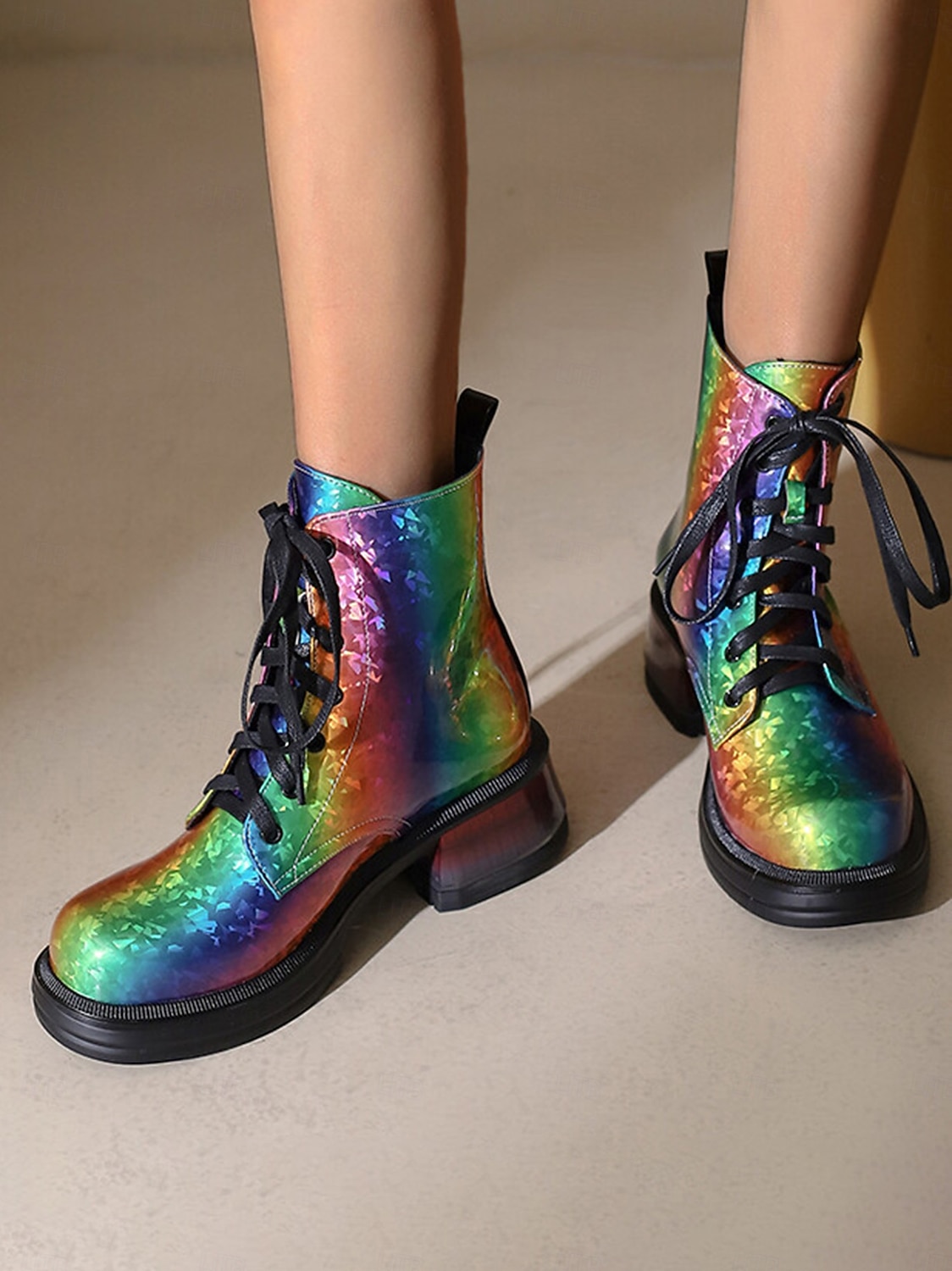 Kvinnelige Mardi Gras regnbue snøres korte støvler - livlige festlige fottøy fargerik festivalstil komfortable blokkhæl støvler kostymer og feiringer 2026 - $64.99 –P3