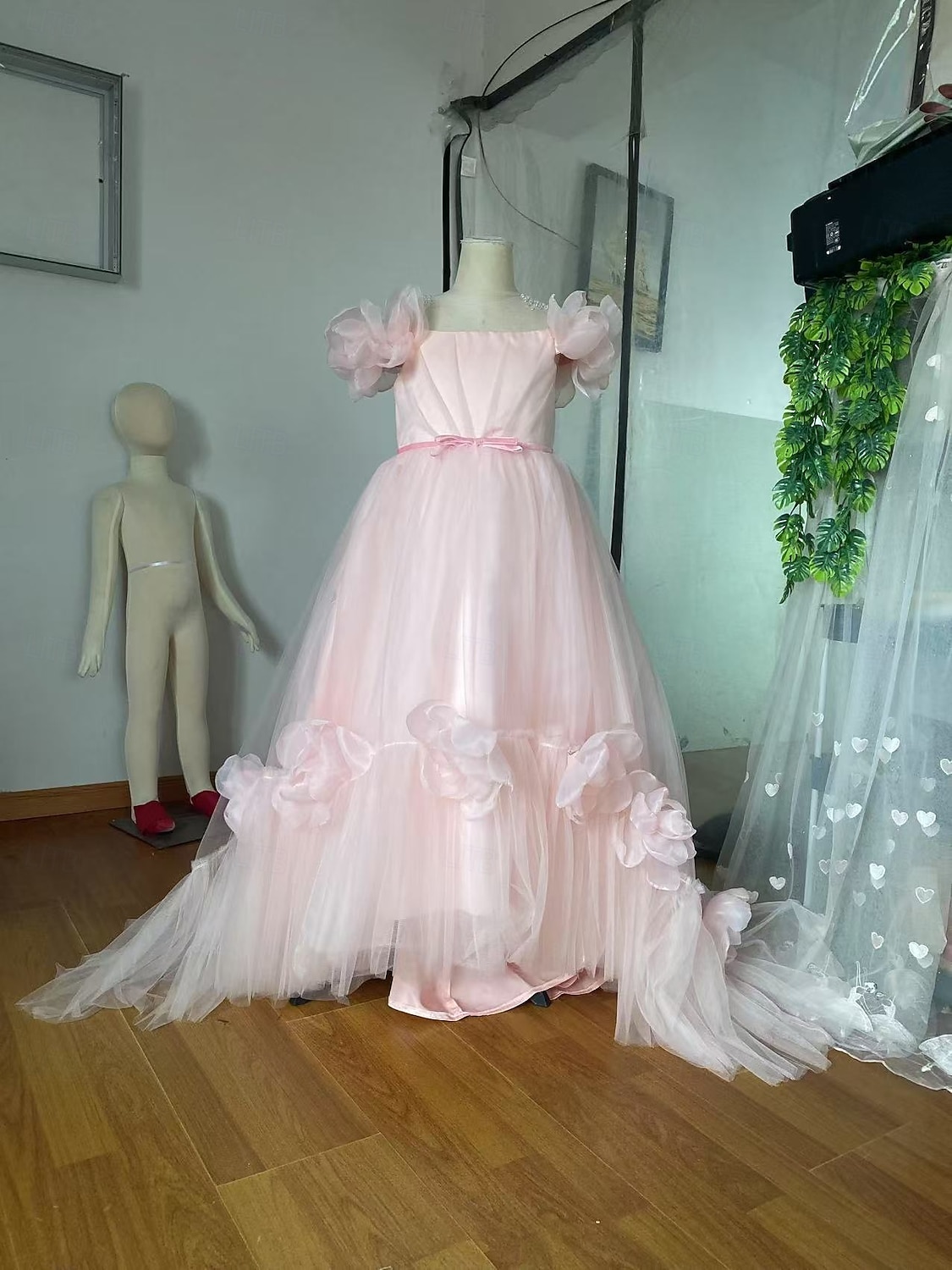 Robe de demoiselle d'honneur, robe de première communion, robe de fête, robe de mariage, robe de princesse, robe de Noël, robe de carnaval, robe froncée unie, robe bustier, robe blanche, robe rose, robe à col rond, robe blanche, robe rose, robe à partir d de 2026 ? $117.99 –P14