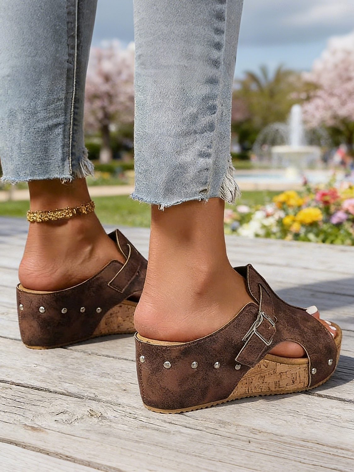 Sandálias femininas pretas de plataforma com tachas - modelo casual com fivela e sola de cortiça, ideais para passeios no parque, brunch, compras e encontros em terraços. de 2026 por $32.99 –P3