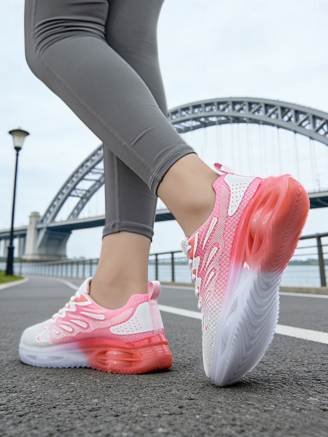 Tênis feminino rosa com amortecimento a ar – calçado leve em mesh com degradê rosa, design respirável, confortável para corrida, caminhada, treinos na academia e uso casual. de 2026 por $32.99 –P8