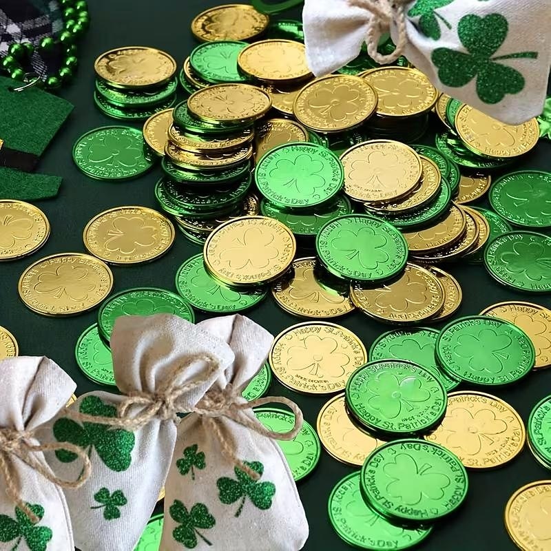 100 monedas de oro para el Día de San Patricio, monedas de la suerte de oro y verde, monedas de duende de trébol de plástico, moneda de trébol de 3 hojas para decoración de fiestas. 2026 - $19.99 –P5