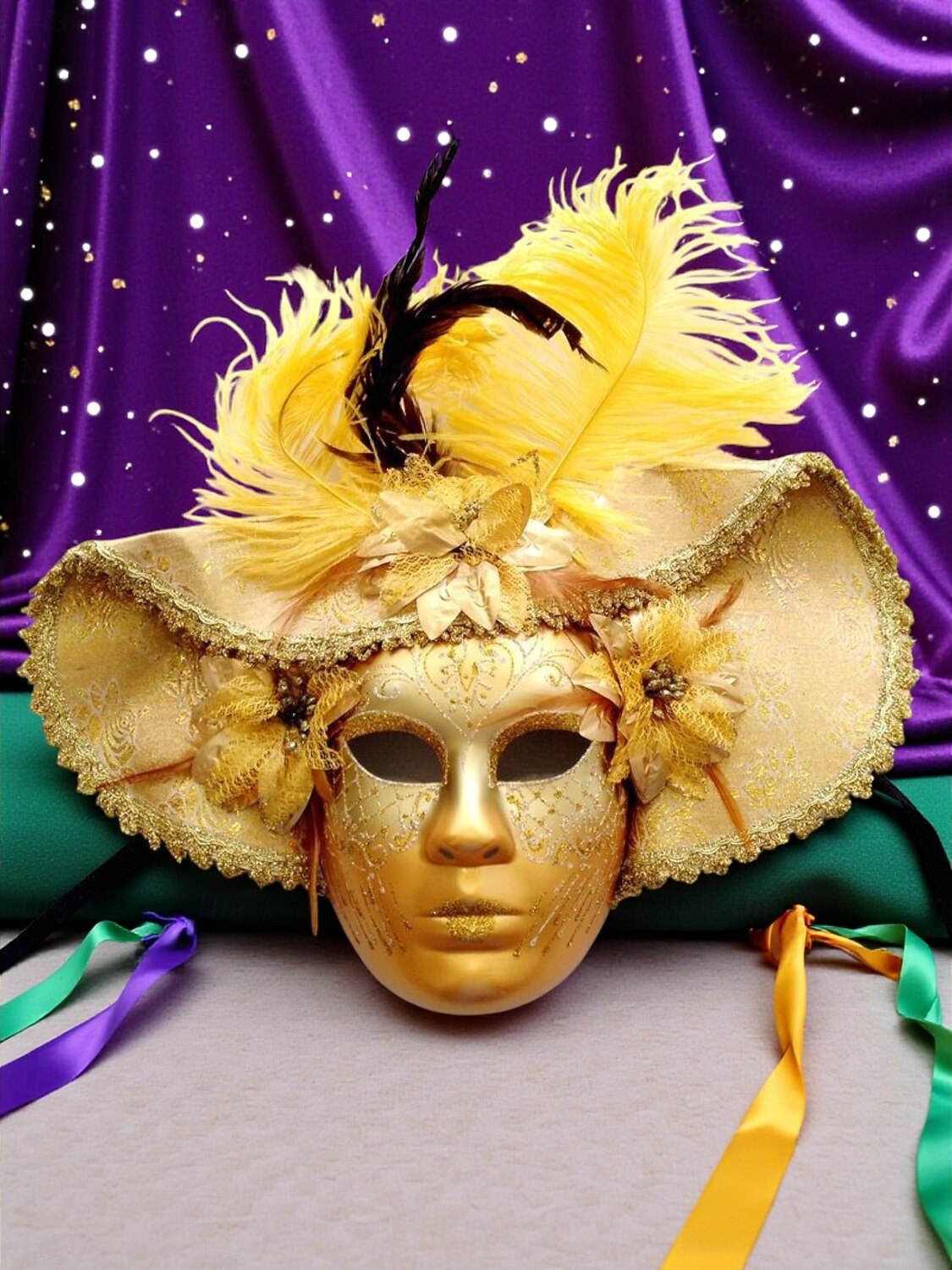 Kvinnors röd- och guldvenetiansk karneval Mardi Gras mask med fjädrar och blommiga detaljer – Perfekt för Mardi Gras och maskeradfester 2026 - $34.99 –P1