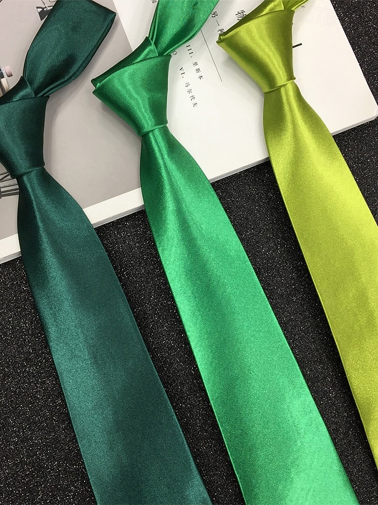 2026年 男性用のセントパトリックスデーのグリーンサテンネクタイ。グリーンの複数の色合い、滑らかなポリエステル生地。パレード、パーティー、結婚式、ホリデーのお祝いに最適なクラシックで華やかなスタイルのネクタイ。  コレクション – $11.99 –P6