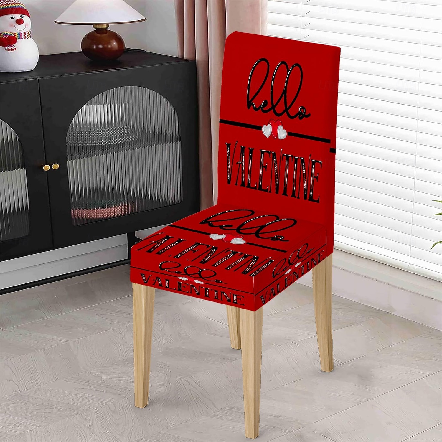 غطاء كرسي طعام مطاطي لعيد الحب، بنقشة مربعات الجاموس باللونين الأسود والأبيض مع قلب وقوس على مسند الظهر، غطاء كرسي شتوي قابل للإزالة والغسل للمنزل والمطعم والمطبخ وغرفة المعيشة (1/4/6 قطع) 2026 - $31.99 –P2