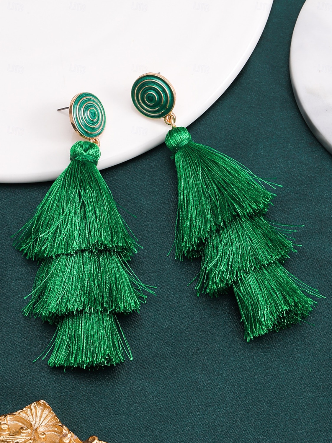 2026年 レディースグリーンタッセルイヤリング - 多層フリンジタッセル付きのスタイリッシュなスパイラルスタッドイヤリング。聖パトリックの日やお祝いのお祝いに最適です。  コレクション – $9.99 –P1