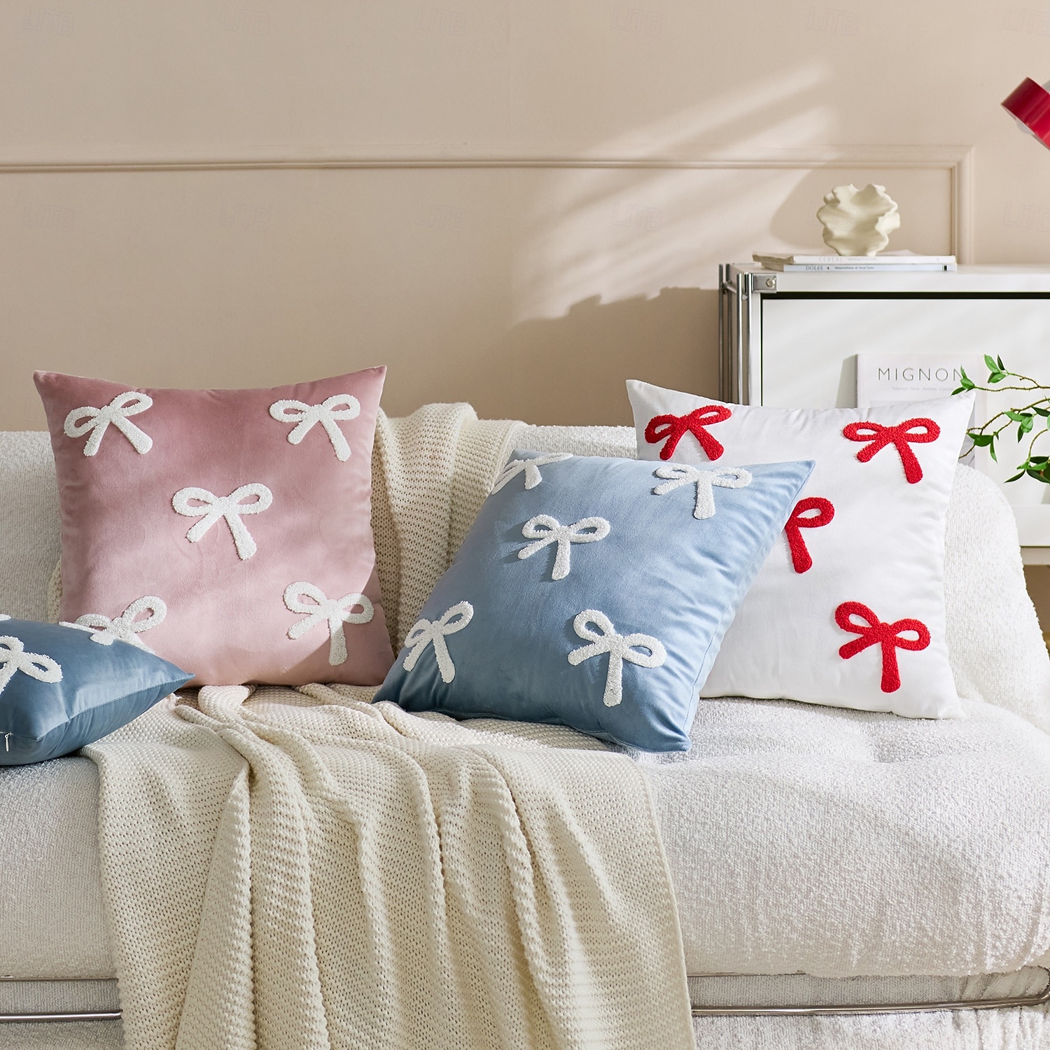 Housse de coussin décorative en velours pour la Saint-Valentin, avec un joli nœud papillon, idéale pour le canapé. Style tendance, douce et moelleuse, parfaite pour le salon et la chambre. de 2026 ? $12.99 –P1