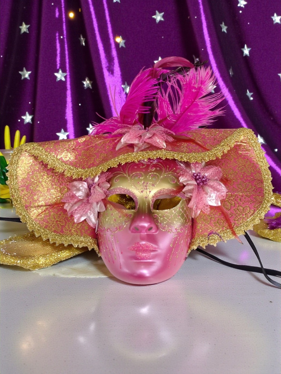 Kvinnors röd- och guldvenetiansk karneval Mardi Gras mask med fjädrar och blommiga detaljer – Perfekt för Mardi Gras och maskeradfester 2026 - $34.99 –P4