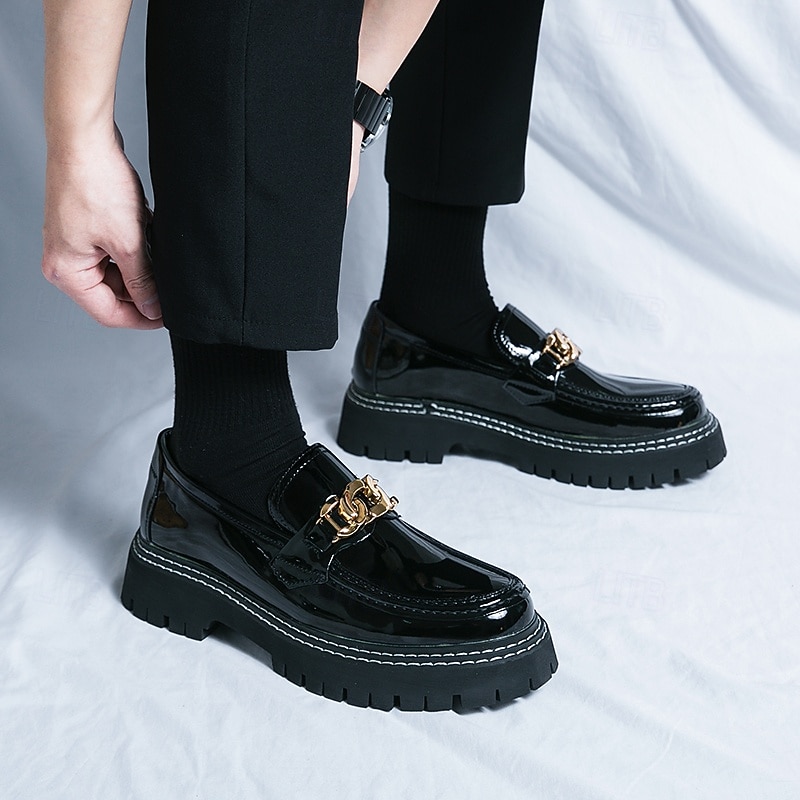 mocassini da uomo in similpelle verniciata verde con dettaglio a catena dorata e suola spessa con carrarmato: calzature casual moderne per lo stile quotidiano del 2026 a $64.99 –P2