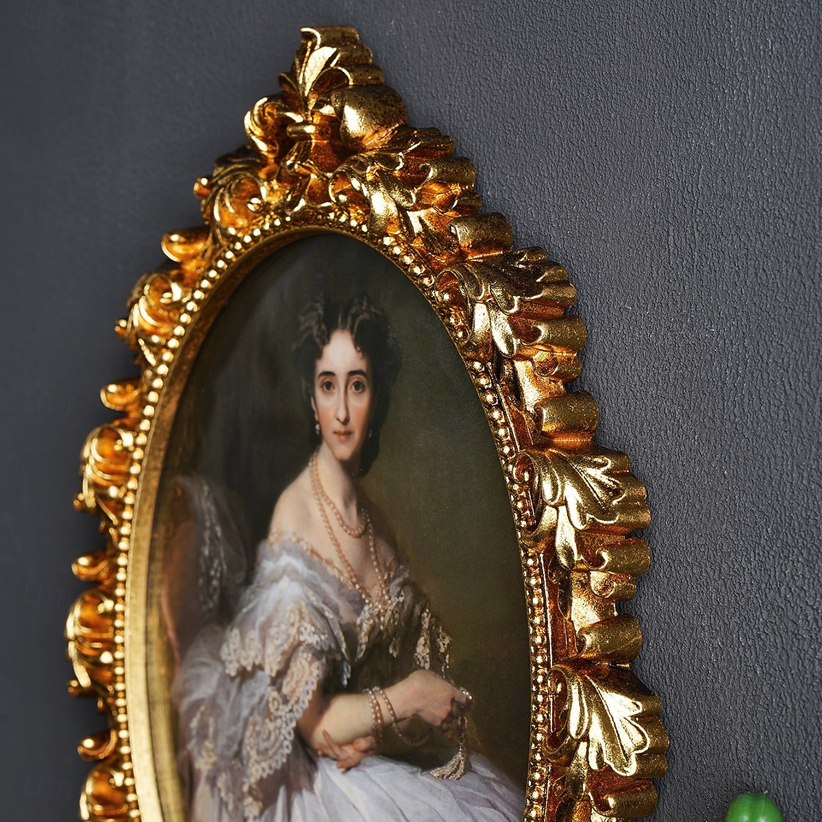 إطار صور جداري مزخرف بنقوش ذهبية على الطراز الأوروبي القديم، مصنوع من مادة الراتنج، مناسب لعرض الصور العائلية وجلسات التصوير. 2026 - $22.99 –P9