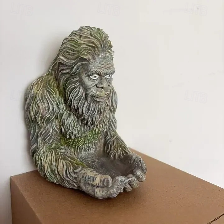 Bigfoot fuglemater, vanntett utendørs skulptur med palmeskål &skjult nøkkelhullshenger, tremontert/hengende hagedekor for fugletitting i hagen, for naturelskere 2026 - $25.99 –P5
