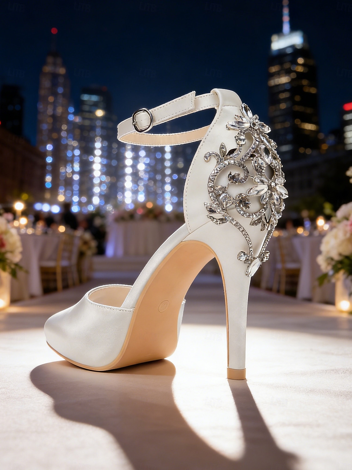 Elegante Brautsandalen aus elfenbeinfarbenem Satin mit Knöchelriemen und Kristallverzierung an der Ferse – perfekt für eine Hochzeit in der Stadt. 2026 - $69.99 –P3